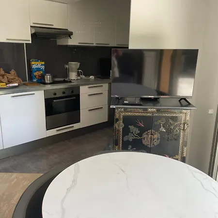 Апартаменты Flat With Gardens Limites Cannes Juste 10 Mns Croisett Ле-Канне