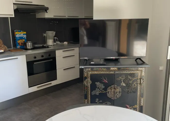 Flat With Gardens Limites Cannes Juste 10 Mns Croisett Apartment